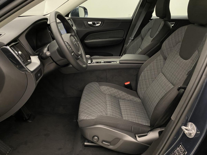 Volvo XC60 B4 MOMENTUM AUT REZERVACE 2.0 Momentum