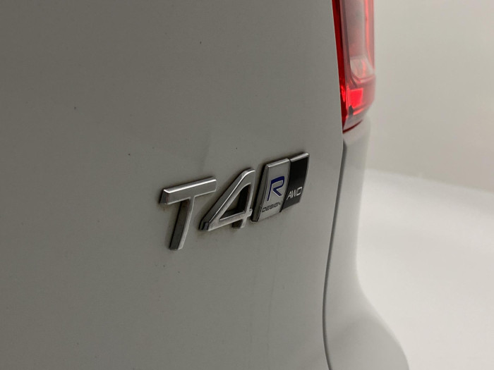 Volvo XC40 T4 AWD R-DESIGN REZERVACE