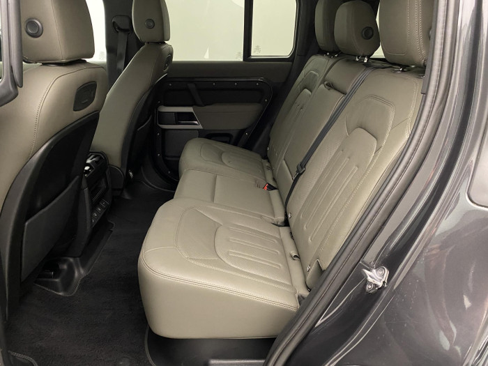 Land Rover Defender 110 D250 SE AWD AUT REZERVACE 3.0 d SE