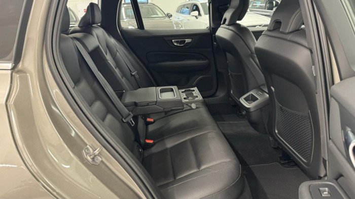 Volvo V60 B4 MOMENTUM AUT REZERVACE 2.0 Momentum