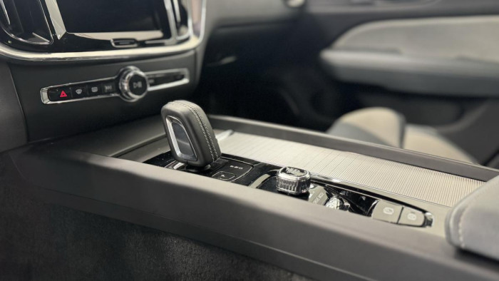 Volvo V60 V60 B4 R-DESIGN AUT REZERVACE