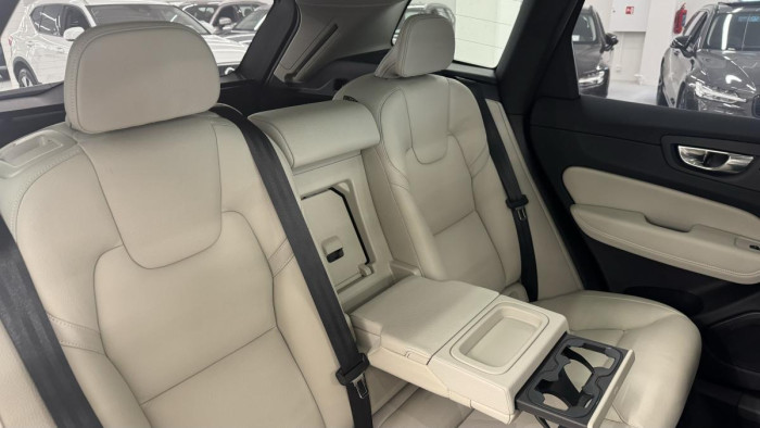 Volvo XC60 B5 AWD INSCRIPTION REZERVACE