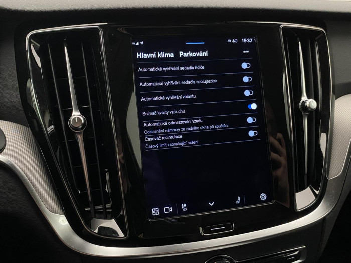 Volvo V60 B3 MOMENTUM AUT REZERVACE 2.0 Momentum