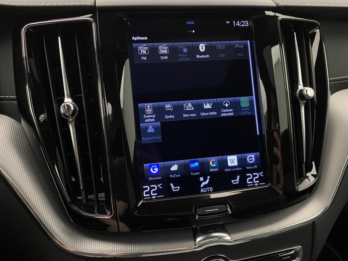 Volvo XC60 B5 AWD R-DESIGN AUT REZERVACE