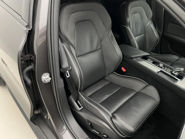 Volvo V60 CC B4 AWD PLUS AUT 1.maj.