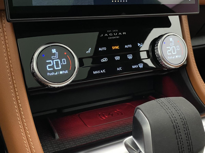 Jaguar F-Pace D300 R-DYNAMIC SE REZERVACE 3.0 d Dynamic SE