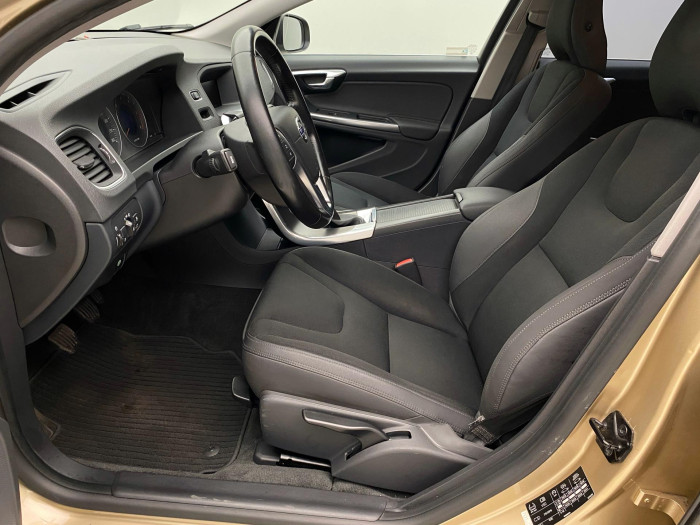 Volvo V60 D5 MOMENTUM 2.4 d Momentum
