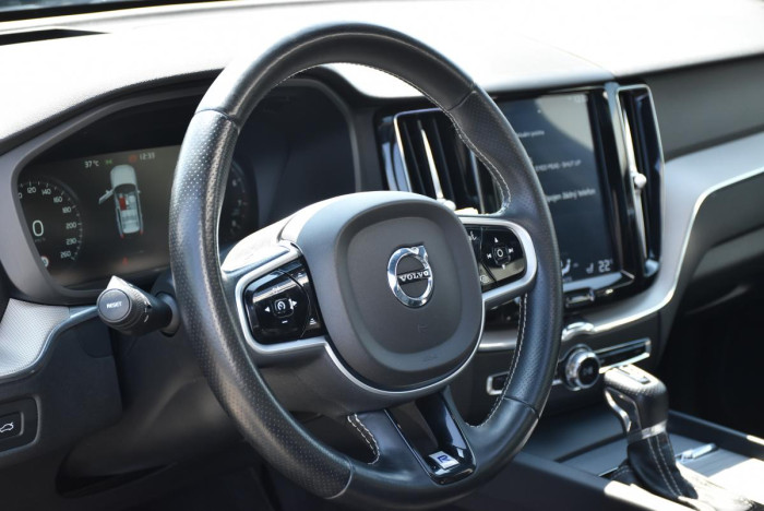 Volvo XC60 T6 AWD R-DESIGN REZERVACE