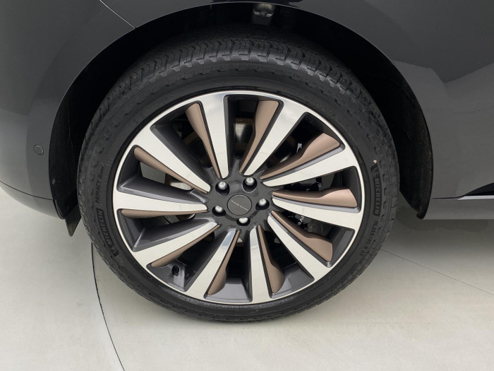 Land Rover Range Rover SV P615 SWB