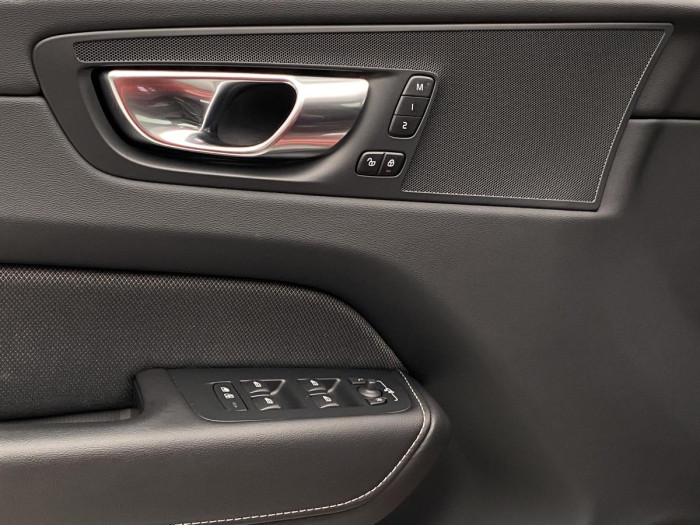 Volvo XC60 B4 AWD PLUS BRIGHT REZERVACE 2.0 Plus