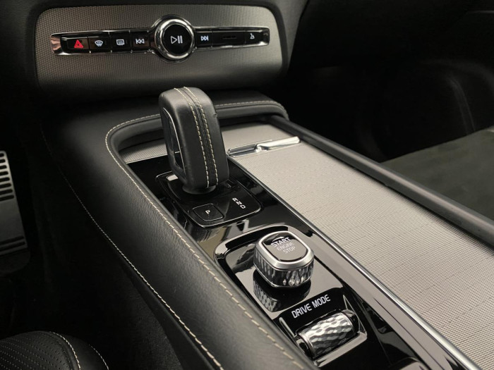 Volvo XC90 B6 AWD R-DESIGN AUT REZERVACE