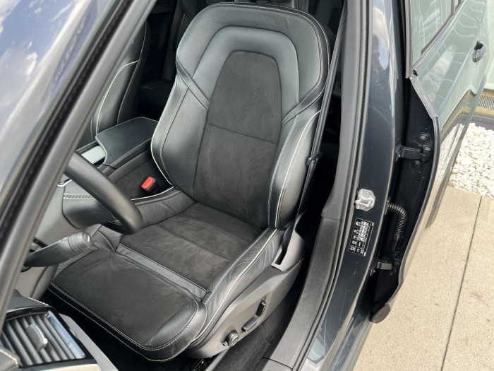 Volvo XC90 B5 R-DESIGN AWD 7MÍSTNÁ Aut