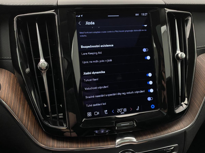 Volvo XC60 B5 AWD ULTIMATE REZERVACE