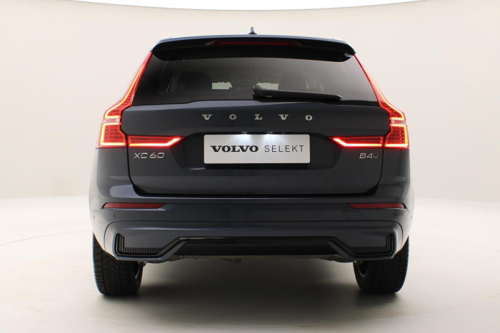 Volvo XC60 B4 AWD PLUS DARK REZERVACE