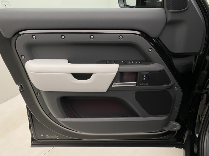 Land Rover Defender 110 D300 X-D HSE REZERVACE 3.0 d d