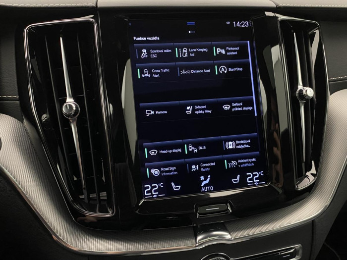 Volvo XC60 B5 AWD R-DESIGN AUT REZERVACE