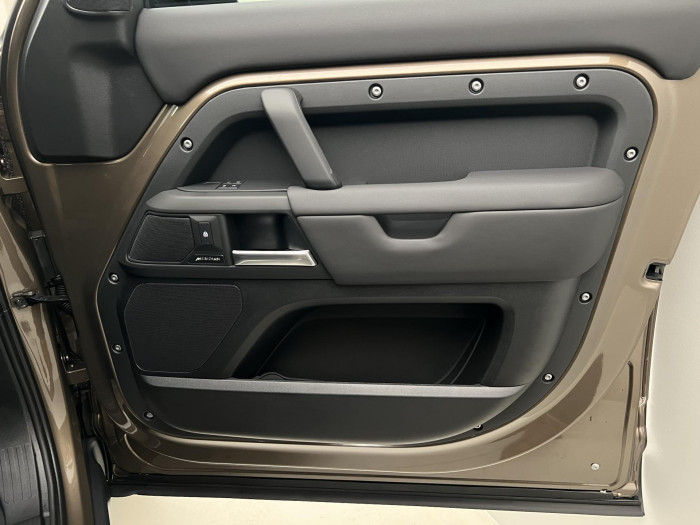 Land Rover Defender 110 D250 X-Dyn SE REZERVACE 3.0 d SE