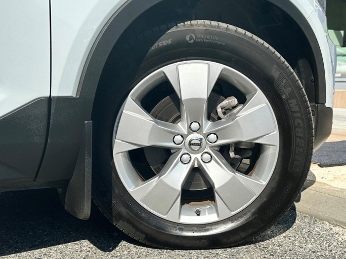Volvo XC40 B4 AWD MOMENTUM REZERVACE 2.0 Momentum