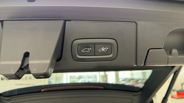 Volvo XC60 B4 AWD ULTIMATE REZERVACE