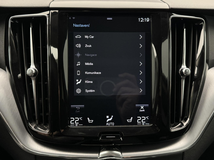 Volvo XC60 B4 AWD MOMENTUM PRO AUT CZ 2.0 Momentum