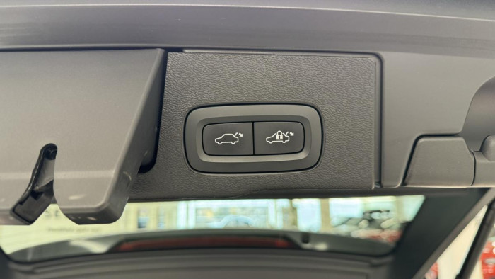 Volvo XC60 B4 AWD R-DESIGN REZERVACE