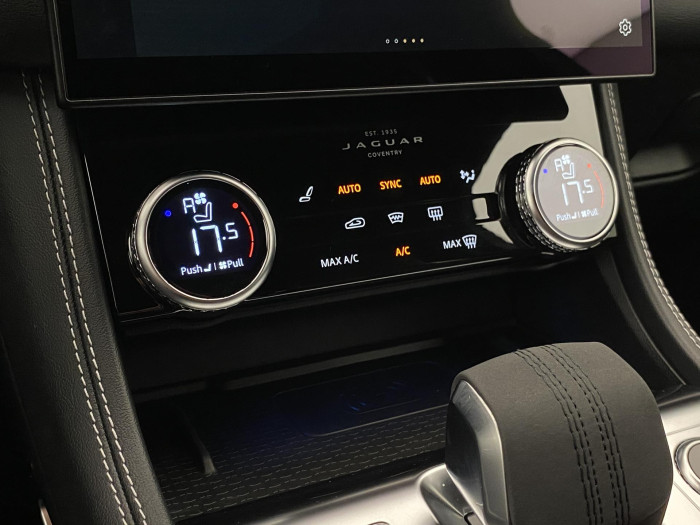 Jaguar F-Pace D300 R-DYNAMIC SE REZERVACE 3.0 d Dynamic SE