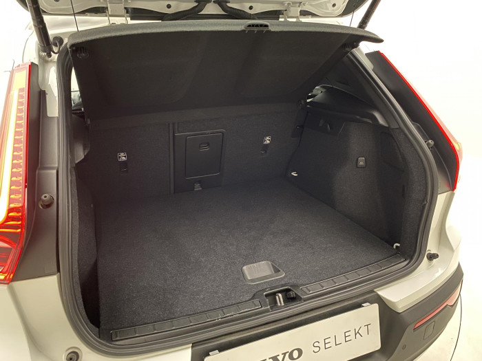 Volvo XC40 B4 MOMENTUM REZERVACE 2.0 Momentum