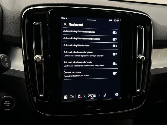 Volvo XC40 B3 PLUS DARK AUT CZ 1.maj.