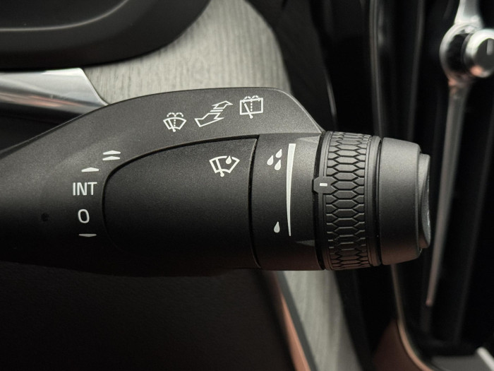 Volvo XC60 B5 AWD PLUS DARK AUT REZERVACE