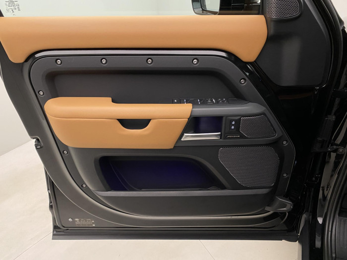 Land Rover Defender D300 HSE AUT AWD REZERVACE 3.0 d