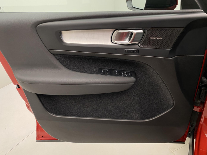 Volvo XC40 B3 DARK PLUS AUT CZ