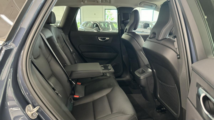 Volvo XC60 B4 CORE AUT REZERVACE