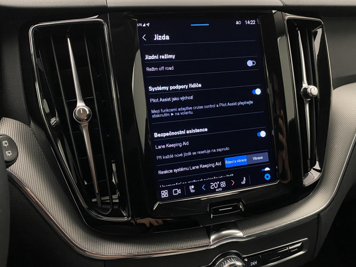 Volvo XC60 B4 AWD PLUS DARK REZERVACE