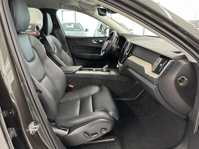 Volvo XC60 B4 AWD INSCRIPTION REZERVACE