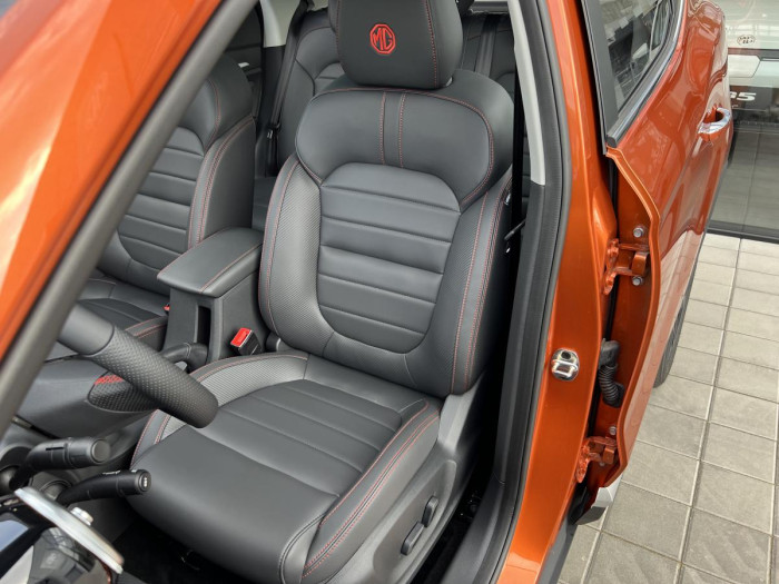 MG ZS ELEGANCE - ZIMNÍ PNEU ZDARMA* 1.0 Elegance