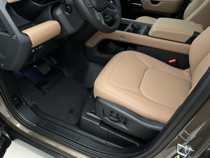 Land Rover Defender 110 D300 X-DYN. HSE REZERVACE 3.0 d