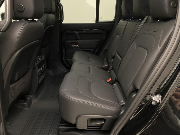 Land Rover Defender 130 D300 OUTBOUND 3.0 d