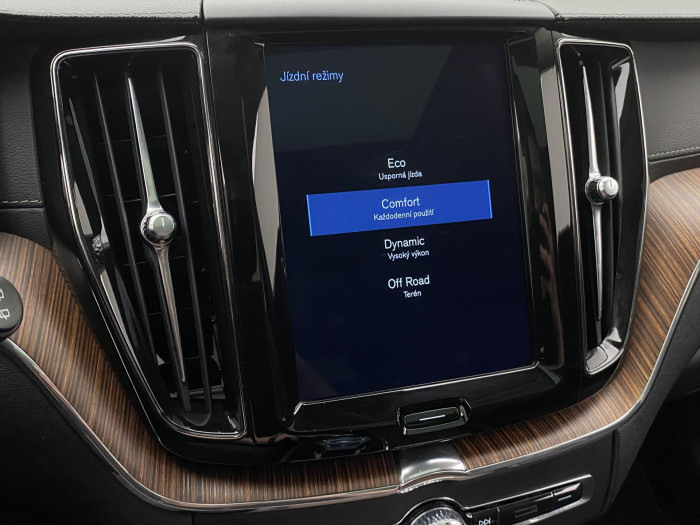 Volvo XC60 B4 AWD INSCRIPTION REZERVACE