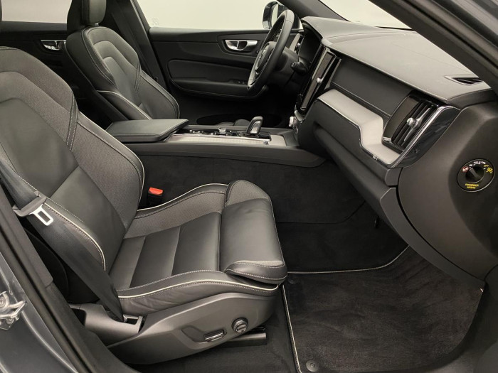 Volvo XC60 B4 AWD R-DESIGN AUT