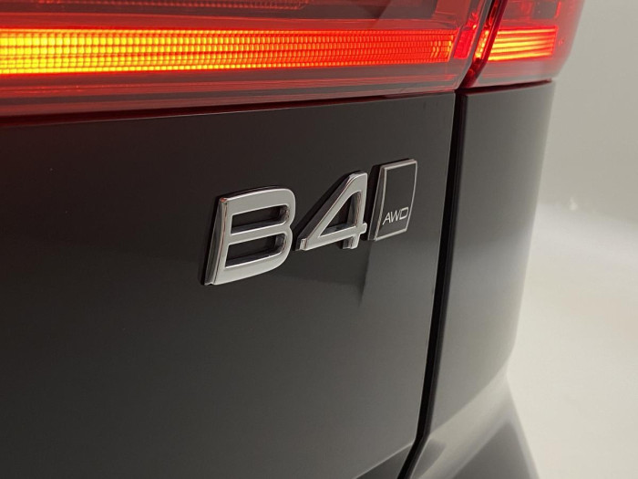 Volvo XC60 B4 AWD ULTIMATE AUT REZERVACE
