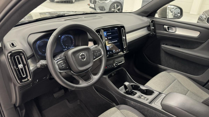 Volvo XC40 B4 MOMENTUM REZERVACE 2.0 Momentum