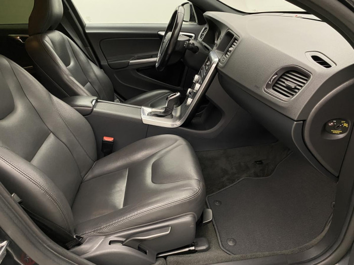 Volvo V60 CC D4 AWD SUMMUM AUT REZERVACE 2.4 d CC CC Summum