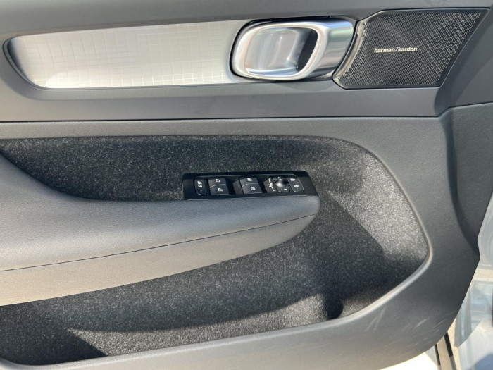 Volvo XC40 B4 AWD MOMENTUM Aut REZERVACE 2.0 Momentum