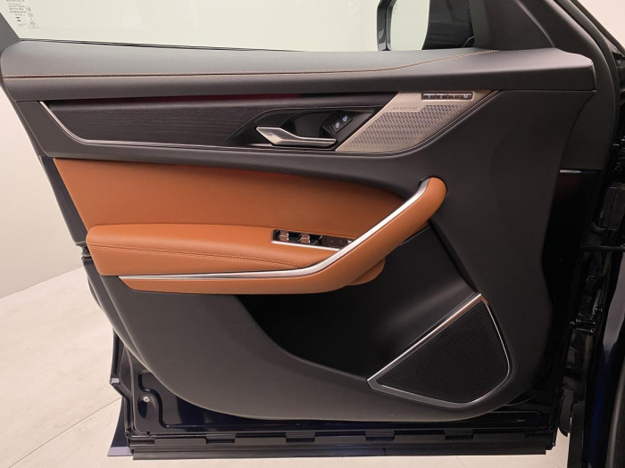 Jaguar F-Pace D200 AWD R-DYNAMIC REZERVACE 2.0 d Dynamic