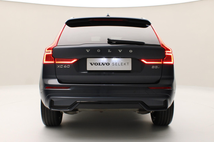 Volvo XC60 B5 AWD PLUS DARK REZERVACE