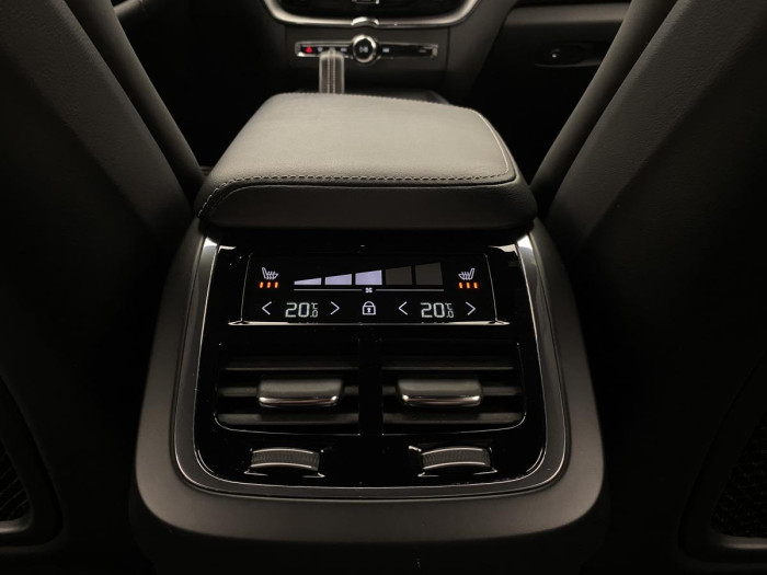 Volvo XC60 B5 AWD R-DESIGN REZERVACE