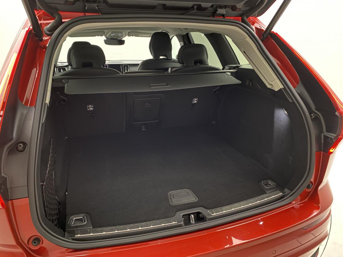 Volvo XC60 B4 AWD PLUS DARK AUT CZ 1.maj.