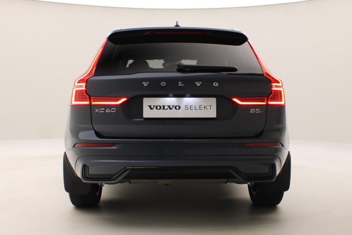 Volvo XC60 B5 AWD PLUS DARK REZERVACE