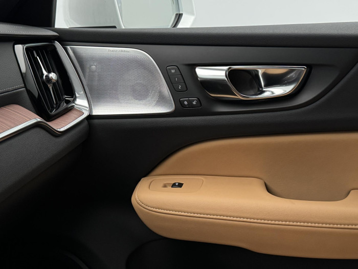 Volvo V60 CC B5 AWD ULTIMATE REZERVACE 2.0 CC CC