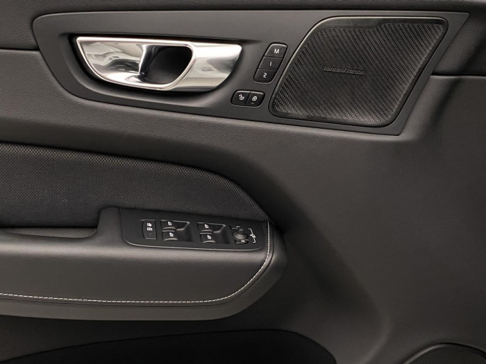 Volvo XC60 B5 AWD R-DESIGN REZERVACE